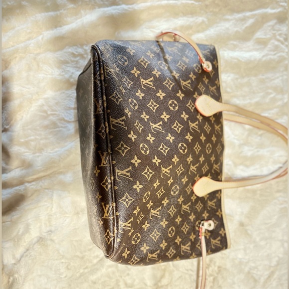Faux Louis Vuitton large tote bag with wristlet - Picture 7 of 7